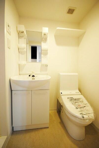 洗面設備　ゆったりとスペースのある洗面所