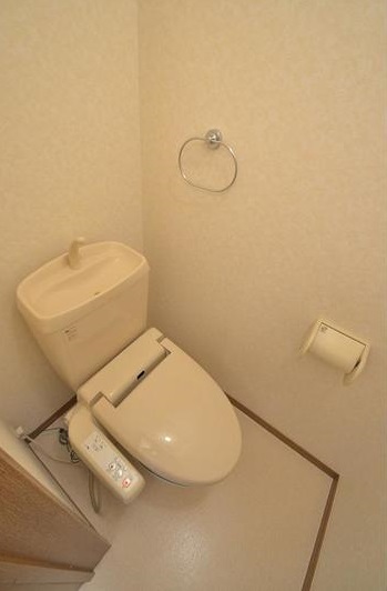 トイレ　個室タイプのトイレです。