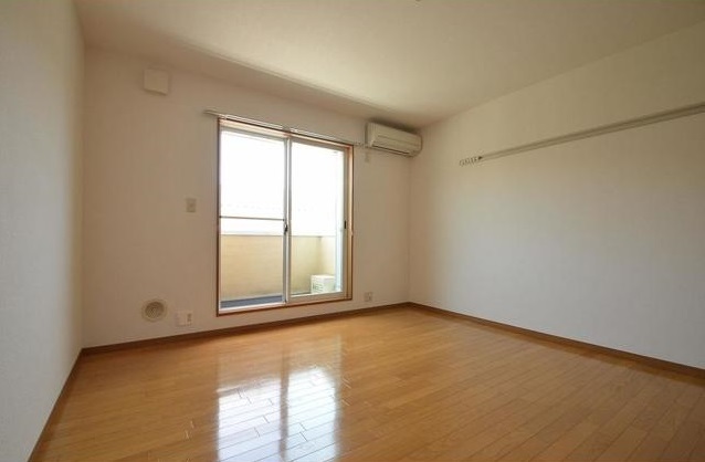 居室・リビング　落ち着いた色合いの床材を使用した居住空間です。