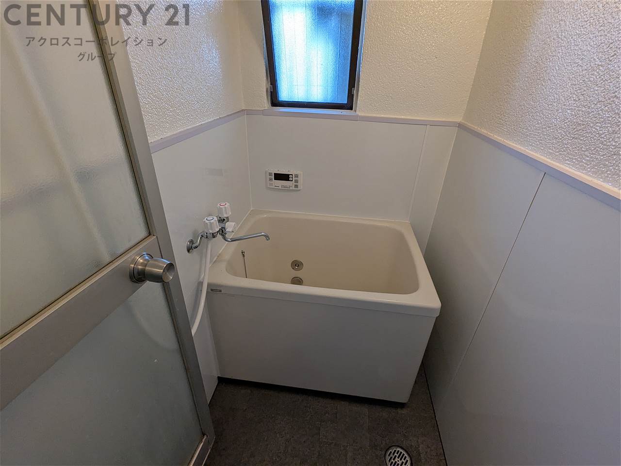 バス・シャワールーム　窓付きで換気も掃除もしやすい浴室です♪