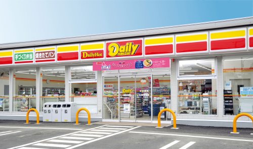 コンビニ　デイリーヤマザキ JR六地蔵駅前店（コンビニ）まで204m