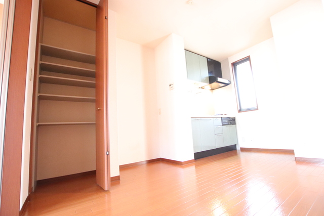 居室・リビング　便利な収納付きのダイニング