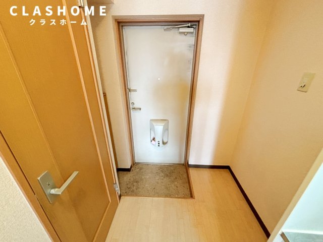 玄関　同物件の別部屋になります。