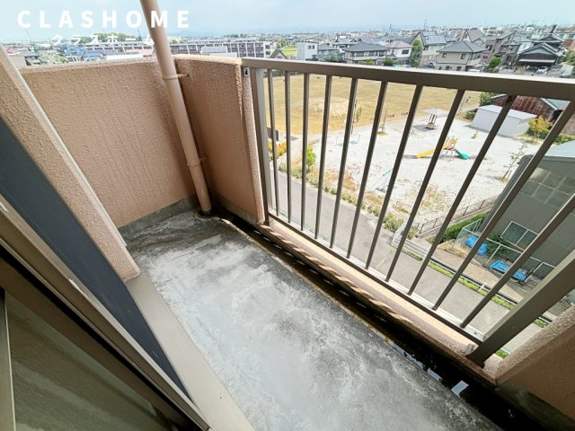 バルコニー　同物件の別部屋になります。