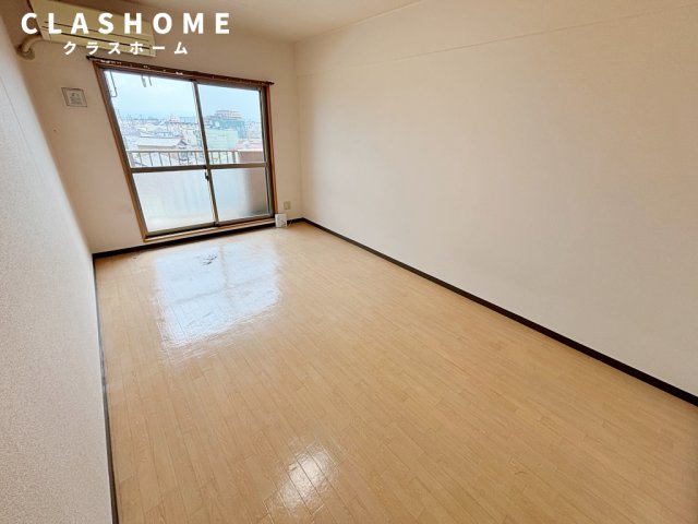 居室・リビング　同物件の別部屋になります。