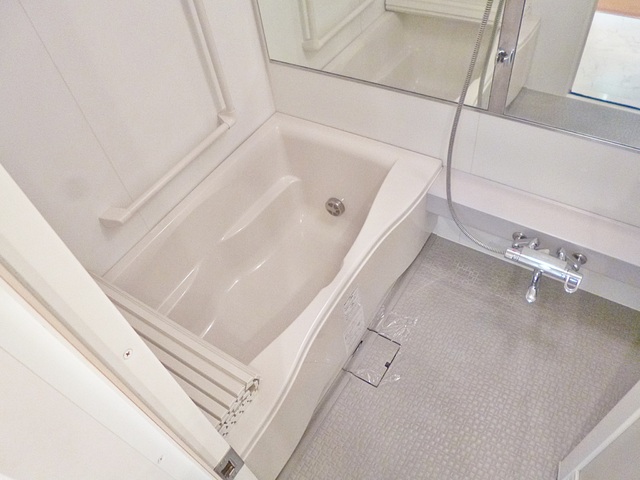 バス・シャワールーム　機能充実のバスルームです♪