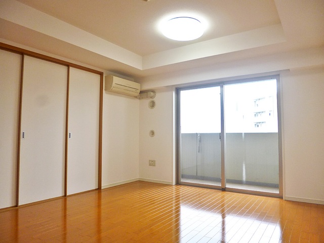 居室・リビング　とっても綺麗なリビングは１２帖以上です！