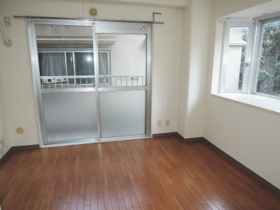 居室・リビング　落ち着いた色合いの床材を使用した居住空間です。