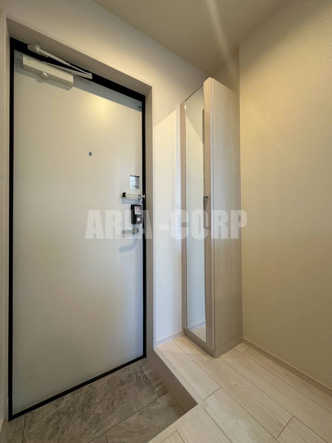 玄関　姿見付き縦型シューズボックスあり♪