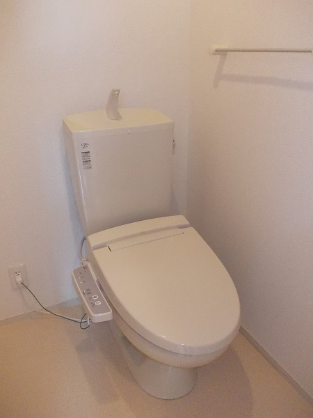 トイレ　温水洗浄便座機能付き♪