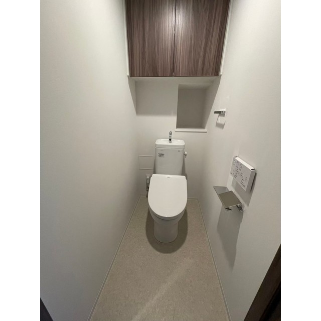 トイレ　落ち着いた色調のトイレです