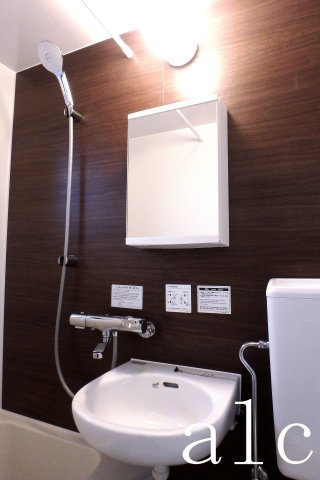 洗面設備　明るい洗面所です