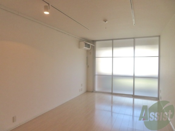 居室・リビング　１５帖のリビングは大きな窓のおかげでよく陽が差します。