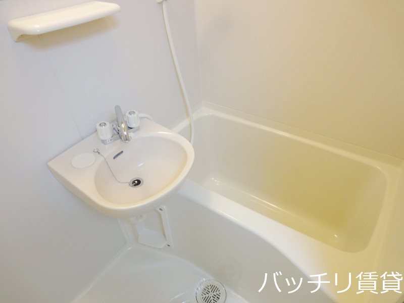 バス・シャワールーム　＊画像は別号室の為、現状を優先致します