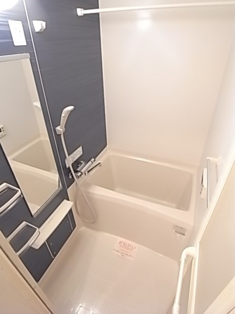 バス・シャワールーム　コンパクトで使いやすいお風呂です