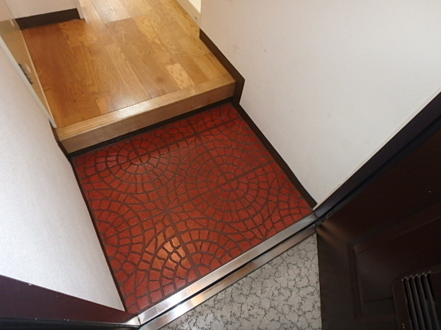 玄関　床との段差が小さい玄関です。