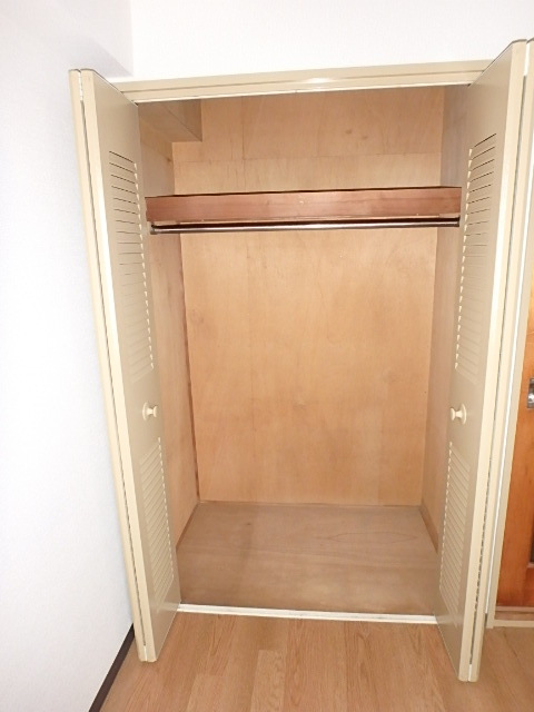 収納　高さと収納力があるくろーゼットです。