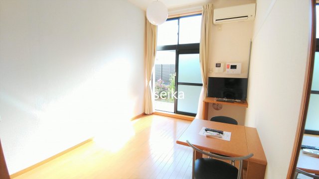 居室・リビング　1階はフローリング、2階以上はカーペットタイプとなります。