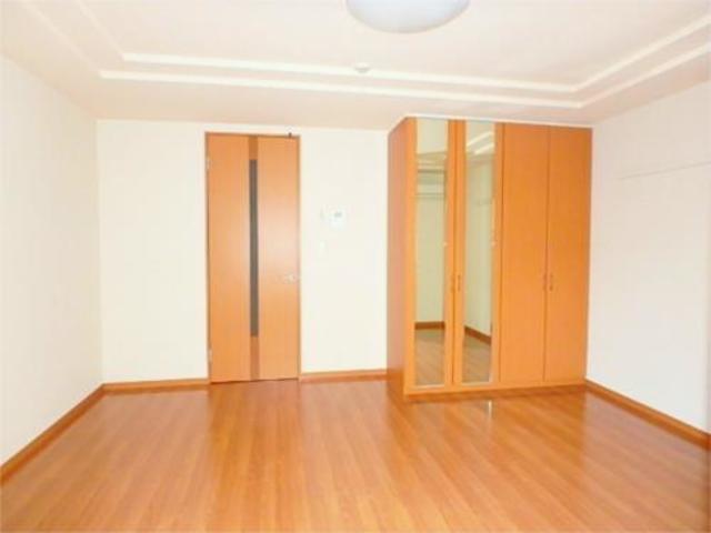 居室・リビング　姿見付きのお部屋