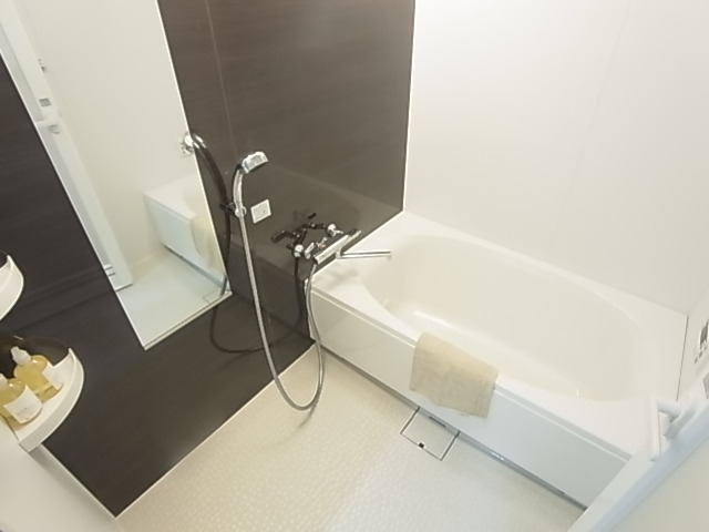 バス・シャワールーム　お風呂・トイレ別のセパレートはいいですね。