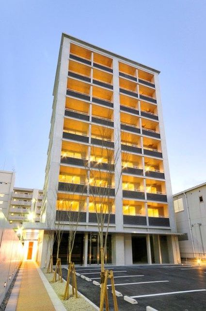 建物外観　夕暮れ時の建物
