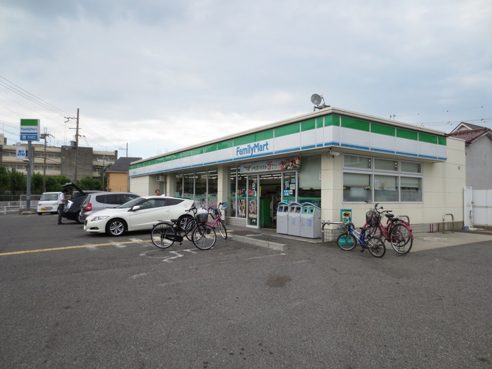 コンビニ　ファミリーマート（コンビニ）まで500m