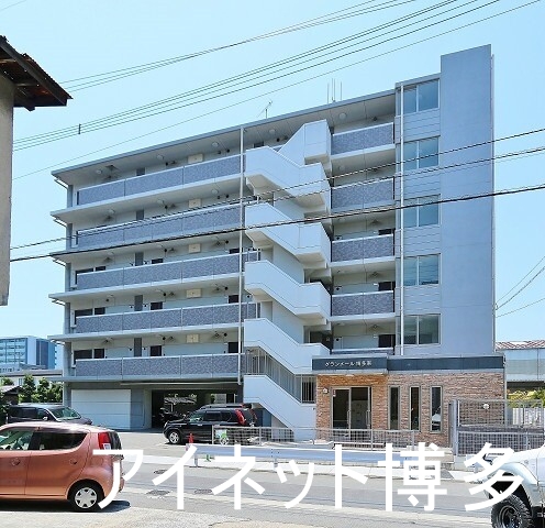 建物外観　存在感のある明るい建物です
