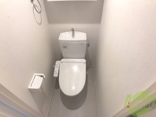 トイレ　温水洗浄便座なので快適に使用できそうですね。