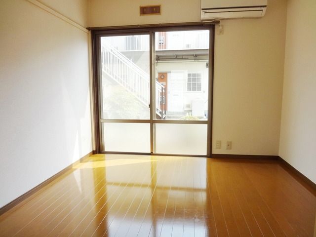 居室・リビング　☆明るいお部屋です☆