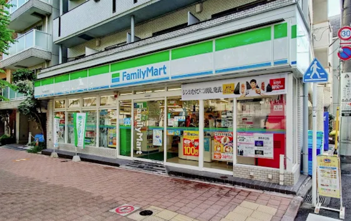 コンビニ　ファミリーマート早稲田鶴巻町店（コンビニ）まで87m