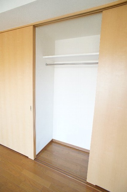 収納　枕棚・ハンガーパイプ付きで整理しやすいクローゼット