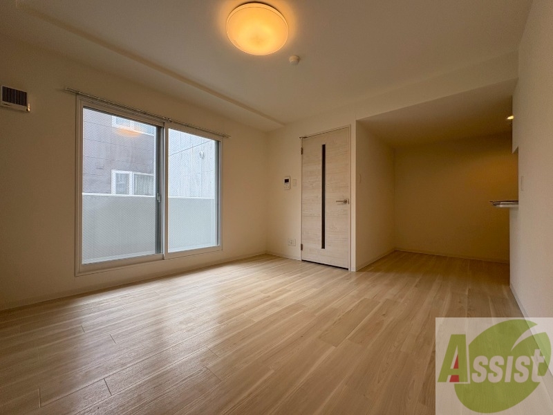 居室・リビング　リビングです。窓が大きくて明るいですね！