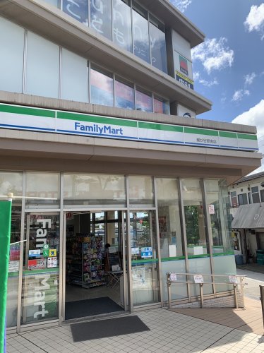 コンビニ　ファミリーマート 梶が谷駅南店（コンビニ）まで86m