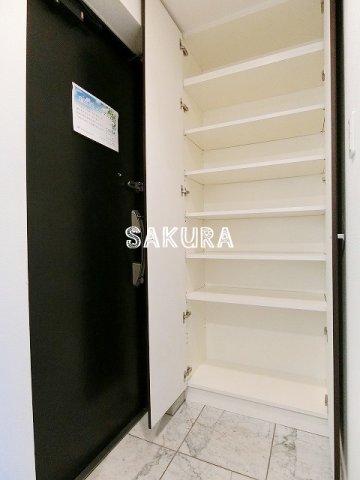 玄関　収納豊富なシューズボックスです♪