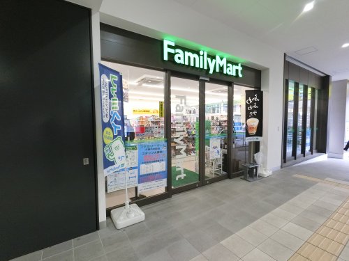 コンビニ　ファミリーマート千葉中央駅店（コンビニ）まで207m