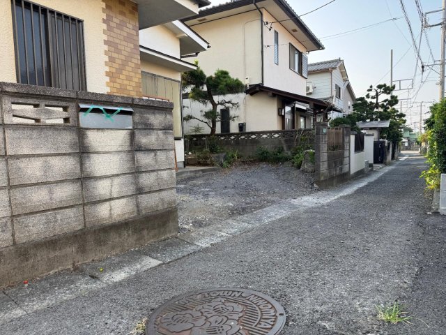 駐車場　小型車までなら頭から抜けていけます。普通車向けは近隣に確保