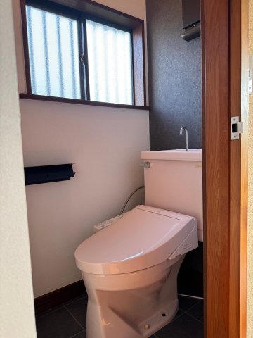 トイレ　２階トイレ、１階にもトイレあり　温水洗浄便座　両方に設置