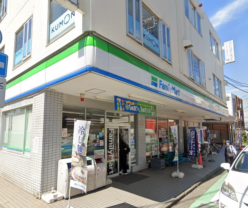 コンビニ　ファミリーマート二和向台駅前店（コンビニ）まで538m