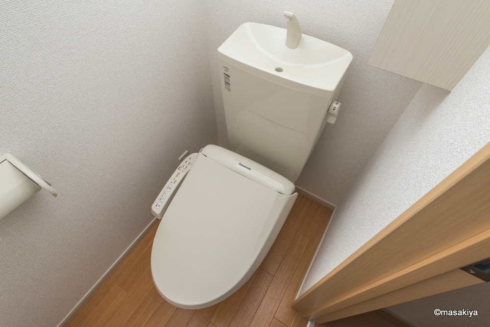 トイレ　トイレ　ウォシュレット付き。
