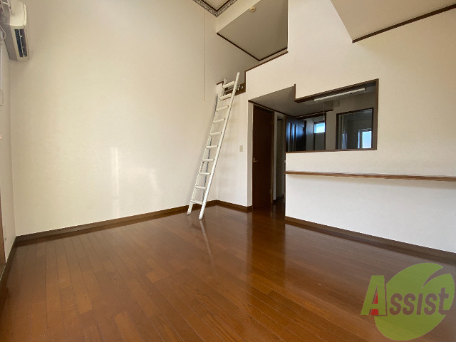 居室・リビング　１０帖の１Ｒ。横長のお部屋で家具の配置も色々考えられそう。