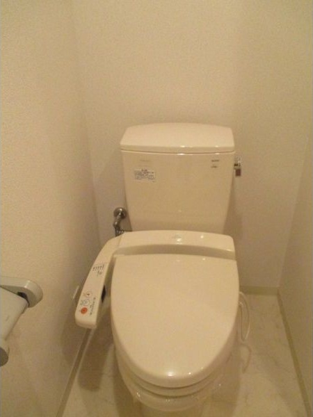 トイレ　※写真は同じマンションの違う部屋のものになります。