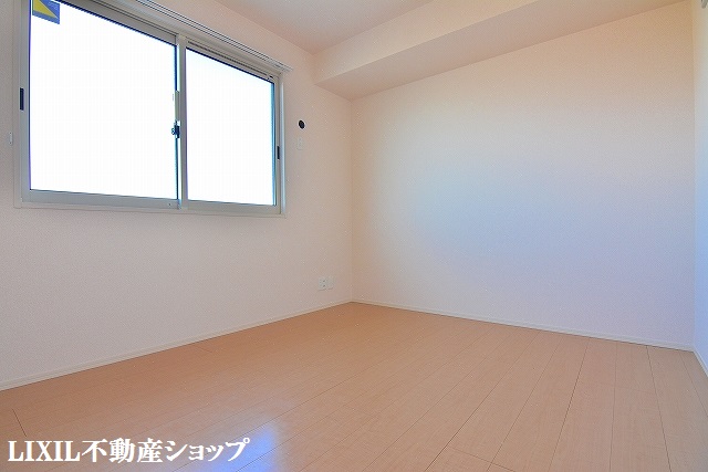 その他　北側５．７帖の洋室です。