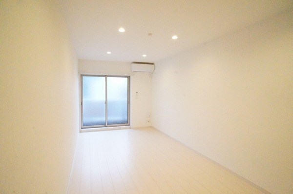 居室・リビング　白を基調とした明るいお部屋で、インテリアが映えます