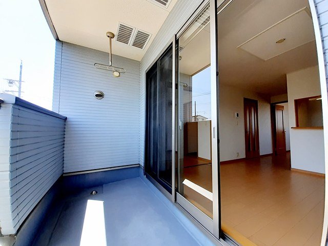 バルコニー　暖かな日差しのふりそそぐバルコニー