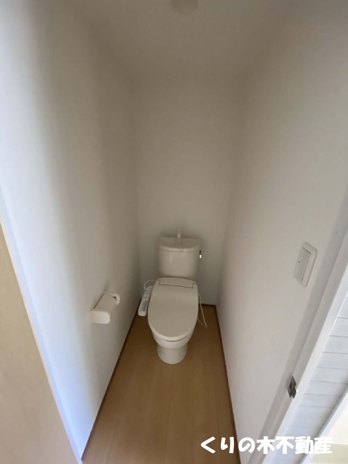 トイレ　落ち着いた色調のトイレです