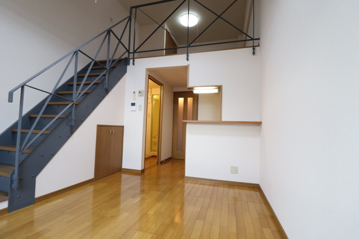 居室・リビング　天井が高いと開放感があります。