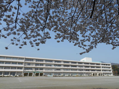 小学校　秦野市立末広小学校（小学校）まで746m