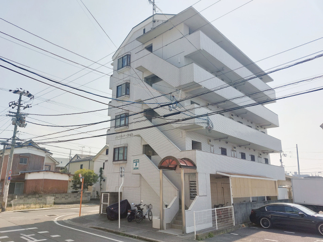 【松山市山越のマンションの建物外観】