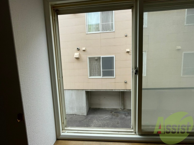 バルコニー　大きな窓がありますので風通しが良さそう。