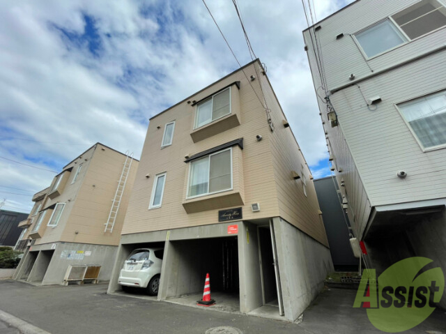 札幌市北区新琴似五条のアパートの建物外観